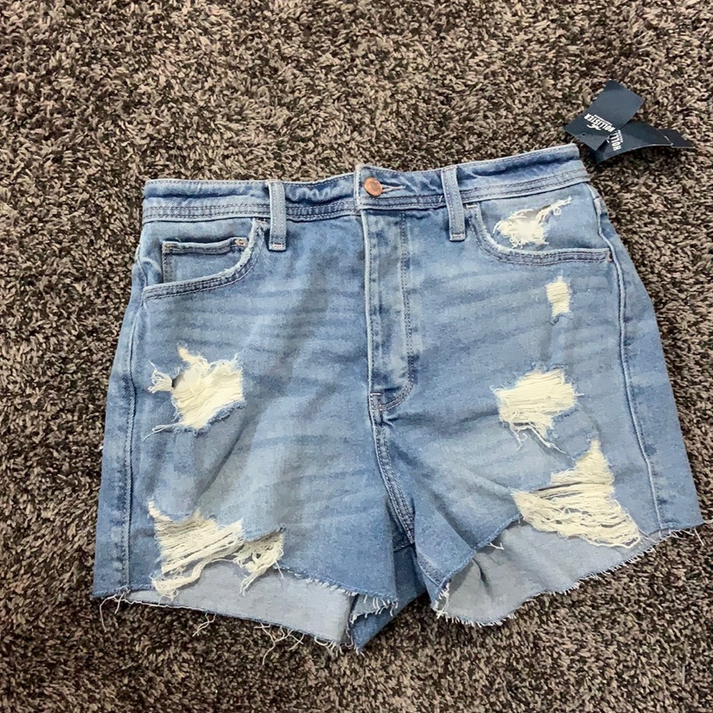 these shorts are never worn. and a size 5 not 6